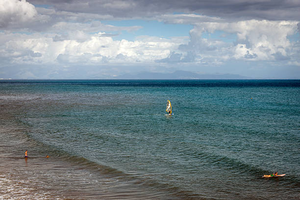 surfisti e windsurfisti - horizon over land sports and fitness nature wave foto e immagini stock