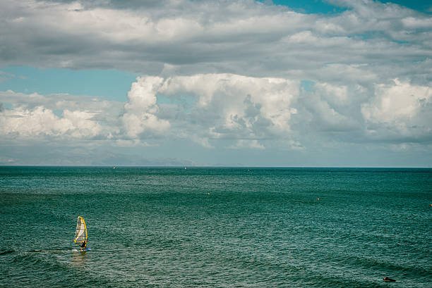surfisti e windsurfisti - horizon over land sports and fitness nature wave foto e immagini stock