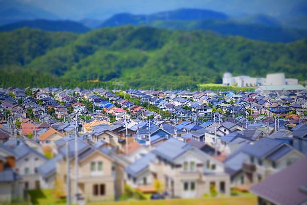 nouvelle maison en banlieue / tilt-shift - solar grid photos et images de collection