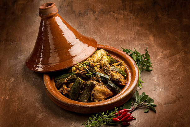 таджин с мясными овощами и специями - chicken morocco moroccan culture moroccan cuisine стоковые фото и изображения