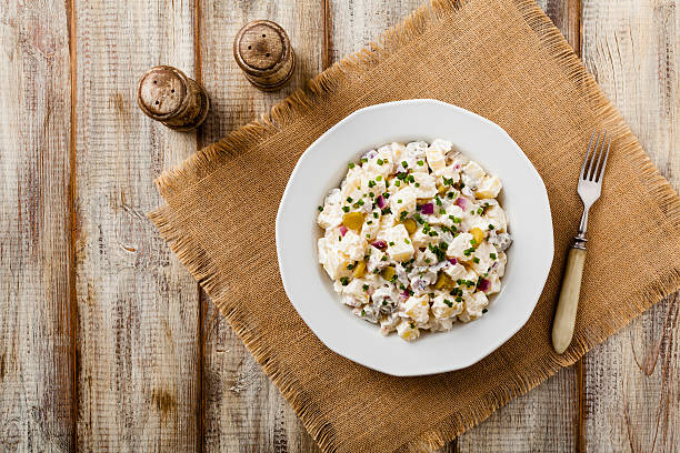 ensalada tradicional de patata alemana con pepino, cebolla y mayonesa - salad prepared potato potato salad food fotografías e imágenes de stock