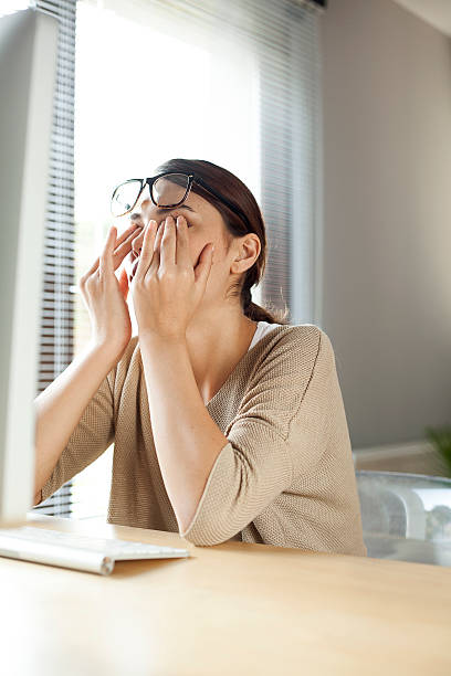 geschäftsfrau reibt sich ihre müden augen - human eye rubbing tired glasses stock-fotos und bilder