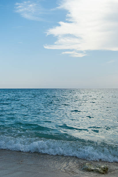strand, meer und himmel am playa ancon, kuba - profondità stock-fotos und bilder