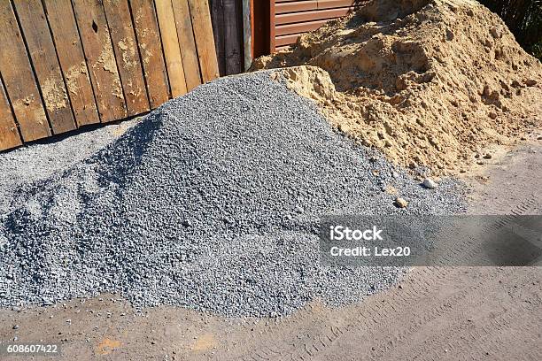 Zwei Haufen Kies Und Sand Auf Dem Industriegelände Stockfoto und mehr Bilder von Sandig