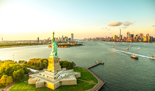 Liberty Island con vistas al horizonte de Manhattan photo