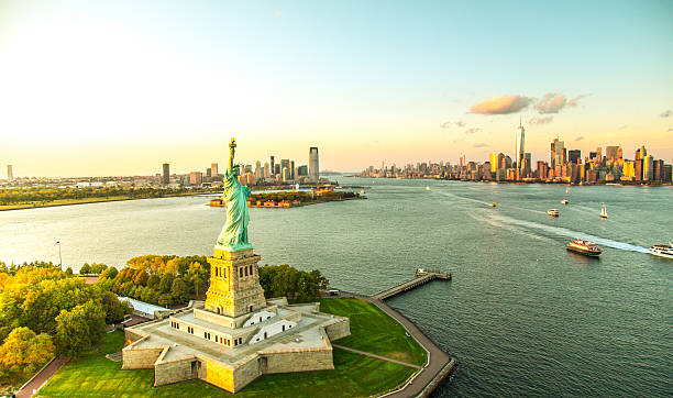 liberty island overlooking manhattan skyline - estátua da liberdade imagens e fotografias de stock