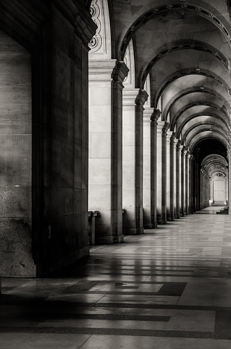Black and white picture depicting a building's portico. It was taken in Paris, and the portico is part of the Louvre complex