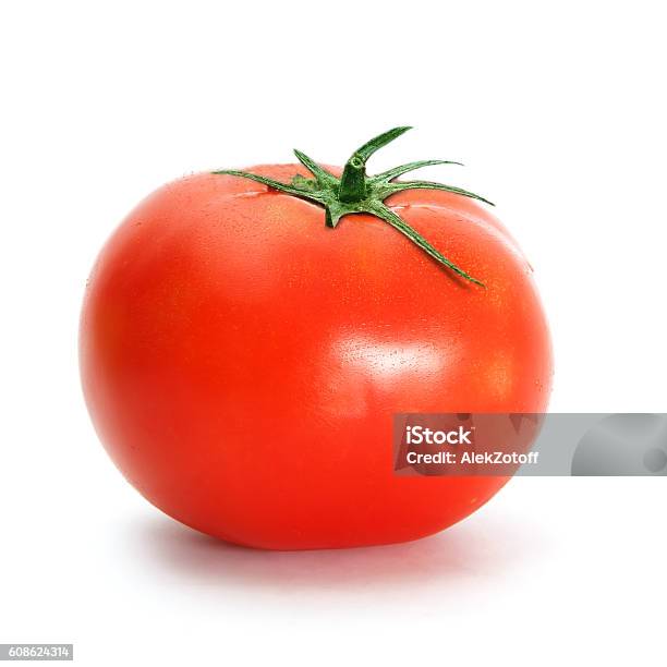 Eine Tomate Mit Tropfen Auf Weiß Stockfoto und mehr Bilder von Tomate - Tomate, Weißer Hintergrund, Blatt - Pflanzenbestandteile