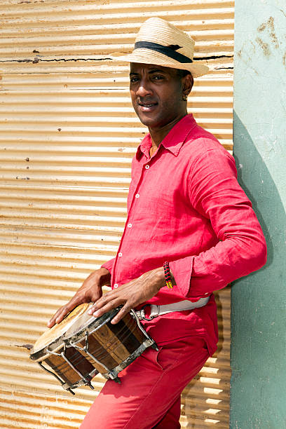 conga cubano reproductor de tambor profesional - african descent drum african culture day fotografías e imágenes de stock