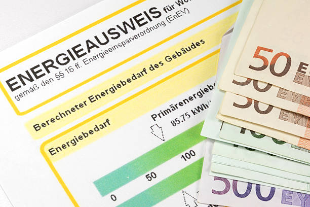 un certificado energético y dinero - energieausweis fotografías e imágenes de stock