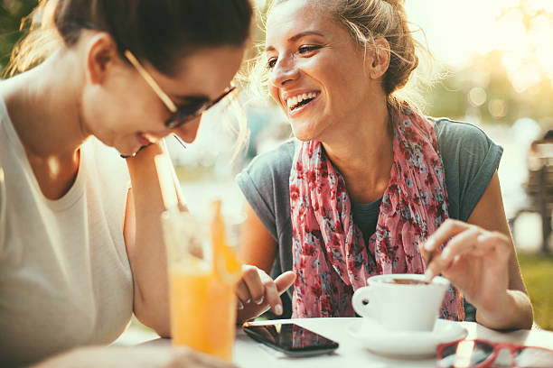 hembra amigos hablando en cafe - coffee buzz fotografías e imágenes de stock