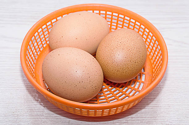 los huevos en una cesta - eggs farm basket dairy farm fotografías e imágenes de stock
