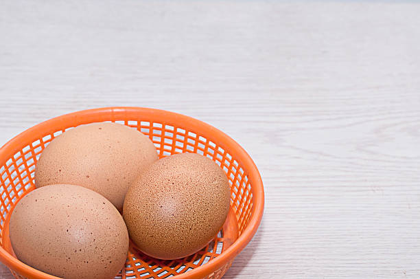 los huevos en una cesta - eggs farm basket dairy farm fotografías e imágenes de stock