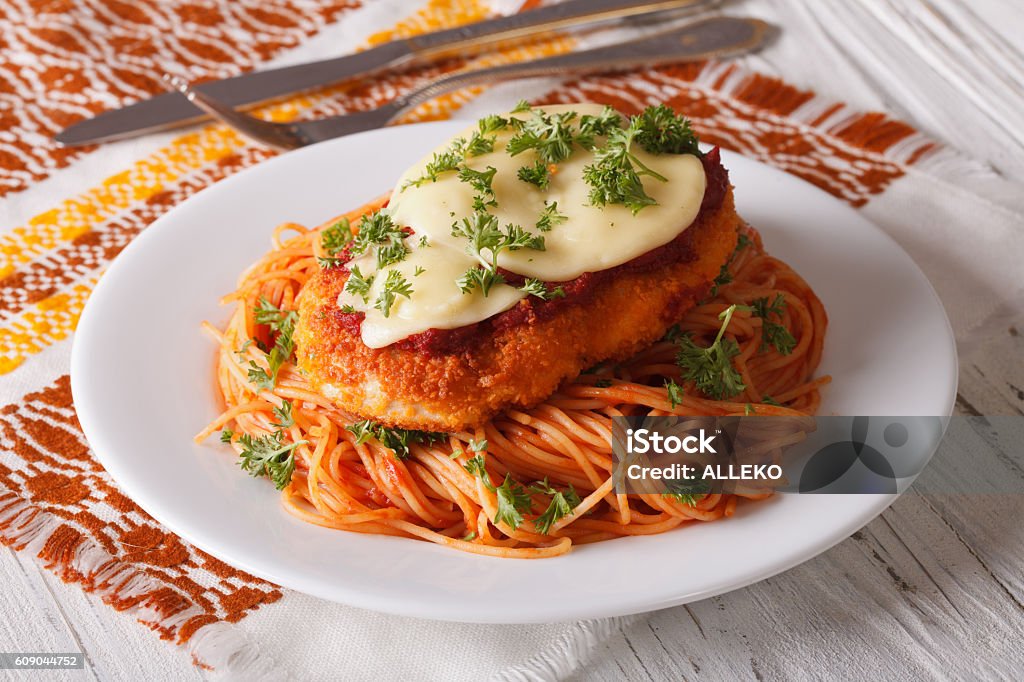 Huhn Parmigiana und Pasta mit Tomaten aus nächster Nähe - Lizenzfrei Huhn - Geflügelfleisch Stock-Foto