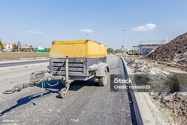 Photo libre de droit de Compresseur Mobile Pour Marteaupiqueur Portatif banque d'images et plus d'images libres de droit de Générateur d'énergie - Générateur d'énergie, Chantier de construction, Compresseur