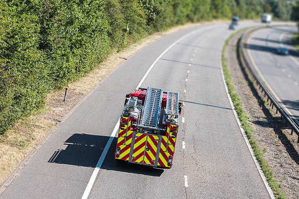 wóz strażacki na autostradzie - car fire accident land vehicle zdjęcia i obrazy z banku zdjęć