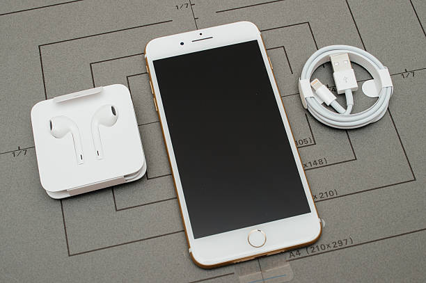 iphone 7 plus unboxing lightning auf 3,5 mm kopfhörer - adapter apple stock-fotos und bilder