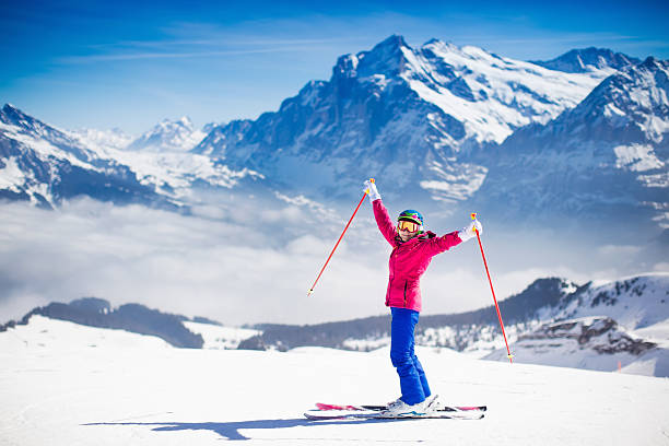 giovane donna attiva che scia in montagna. - skiing activity snow alpine skiing foto e immagini stock