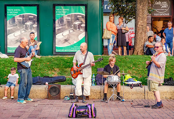 musiker geben am wochenende ein konzert in der khreschatyk street - ukrainian culture audio stock-fotos und bilder