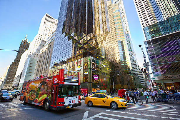 fifth avenue  - taxi new york city traffic busy foto e immagini stock