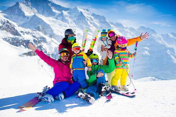 family with kids in the mountains - family skiing ski vacations imagens e fotografias de stock