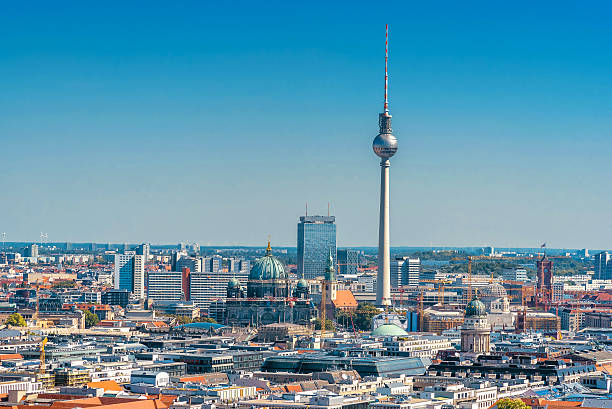 berlim paisagem da cidade com torre de televisão e catedral sob céu azul - berlin germany television tower communications tower alexanderplatz - fotografias e filmes do acervo