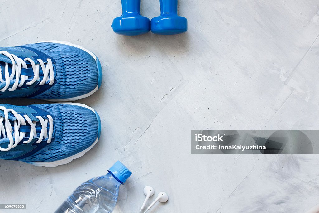 Flache Sportschuhe, Wasserflasche, Hanteln und Kopfhörer - Lizenzfrei Fitnesstraining Stock-Foto