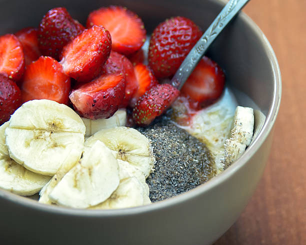 farinha de aveia com frutas e farelo. dieta halthy - olive oil porridge oatmeal cooking oil - fotografias e filmes do acervo