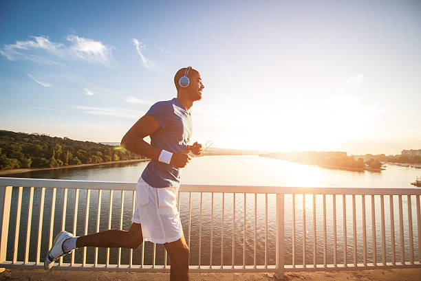 bellissimo tramonto corsa - running jogging african descent nature foto e immagini stock