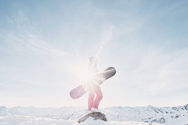 Jovem mulher com Prancha de Neve - fotografia de stock