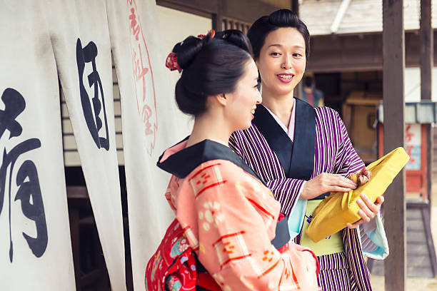 dwie japonki na starym mieście - screen door door porch house zdjęcia i obrazy z banku zdjęć