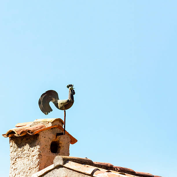 kupfer hahn wetterfahne auf alten schornstein, quadratischen hintergrund, kopierraum - roof roof tile rooster weather vane stock-fotos und bilder