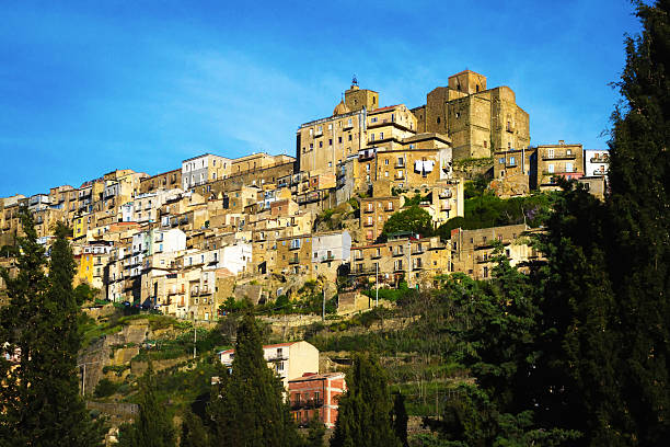 シチリアの丘の町のパノラマビュー:トロイナ、エンナ県 - town village hill panoramic ストックフォトと画像