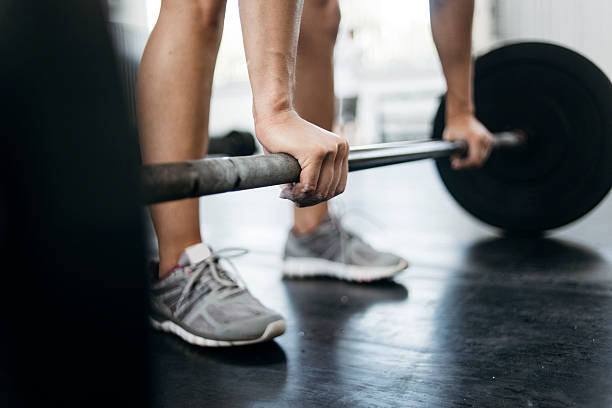 femme en train de soulever des poids  - muscular build wellbeing exercise equipment instructor photos et images de collection