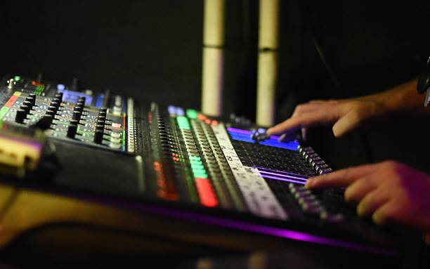 mano ritagliata dell'uomo che opera mixer sonoro al concerto musicale - human finger sound mixer music producer foto e immagini stock