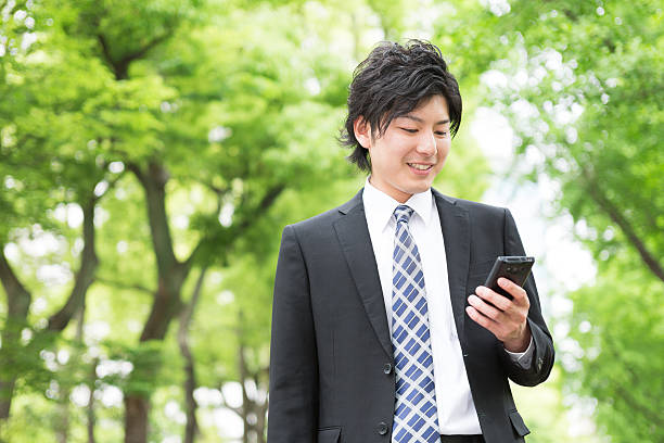 istock Young businessman to see a smart phone 609408440