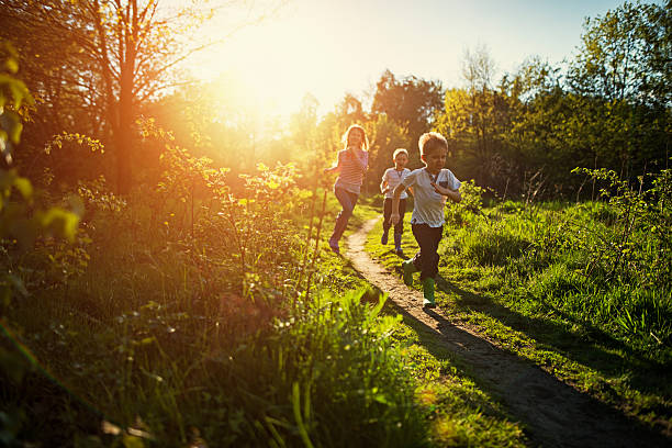 kinder laufen in der natur. - happy land stock-fotos und bilder