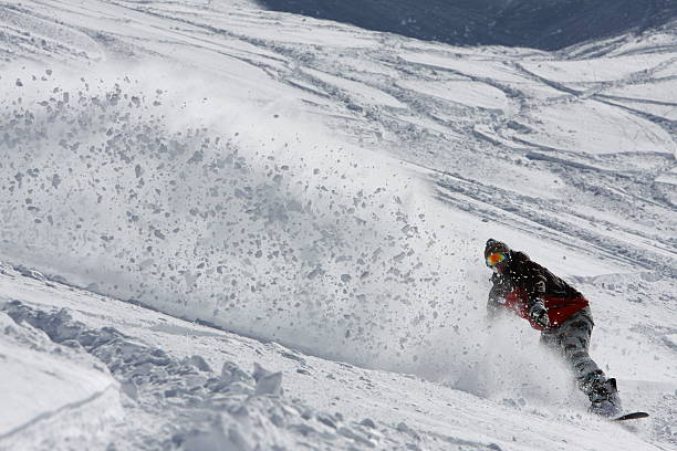 冬の間にスノーボードフリースタイルパウダースノースプレーサニーマウンテンスロープ - extreme terrain powder snow winter snow ストックフォトと画像