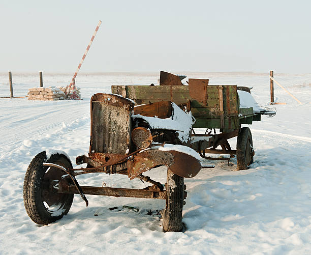 сгоревший грузовик - obsolete military land vehicle antique old fashioned стоковые фото и изображения