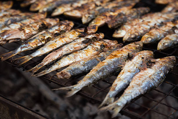 grillades des sardines - broiled fish photos et images de collection