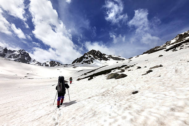 due escursionisti nell'altopiano innevato - turkey extreme terrain snow nature foto e immagini stock