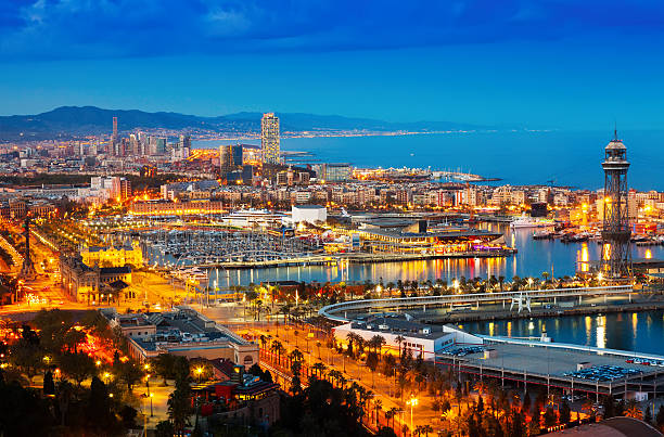 vista superior del puerto de barcelona durante la noche - port de barcelona catalonia spain barcelona city fotografías e imágenes de stock