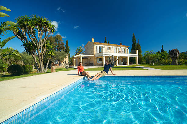 swimming pool, couple and finca house - swimming pool luxury mansion holiday villa imagens e fotografias de stock