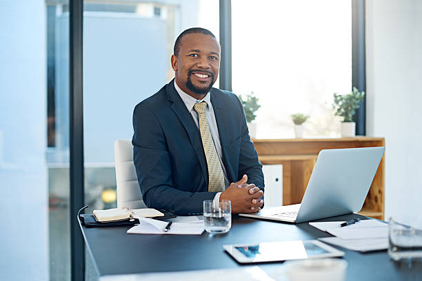 나는 내 업무 자랑스러움 - business person sitting looking at camera corporate business 뉴스 사진 이미지