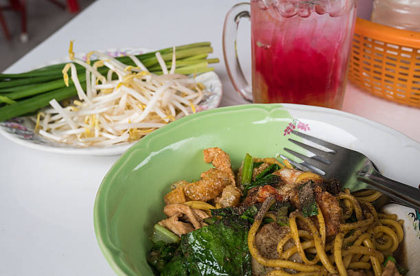 noodles gialli fritti o hokkien me in stile phuket - hokkien foto e immagini stock