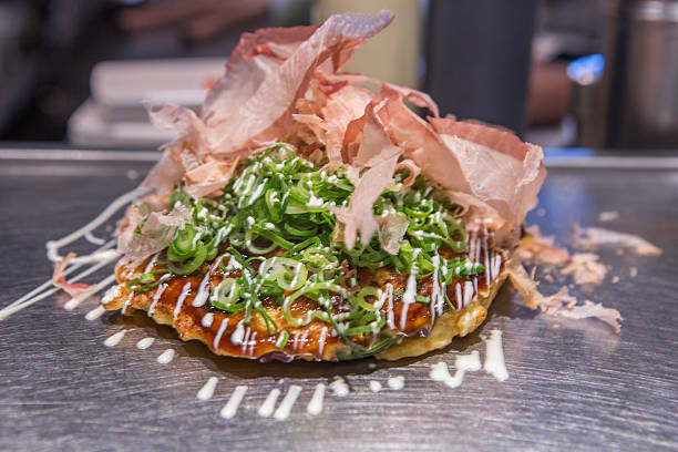 tradizionale giapponese okonomiyaki piatto servito a kyoto giappone - okonomiyaki foto e immagini stock