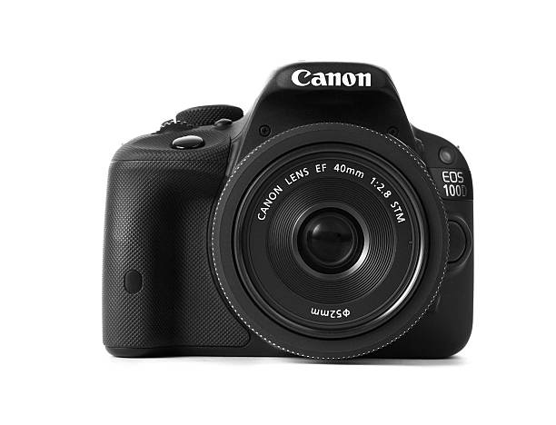 canon 100d con lente panqueque de 40 mm vista frontal - front view flash fotografías e imágenes de stock