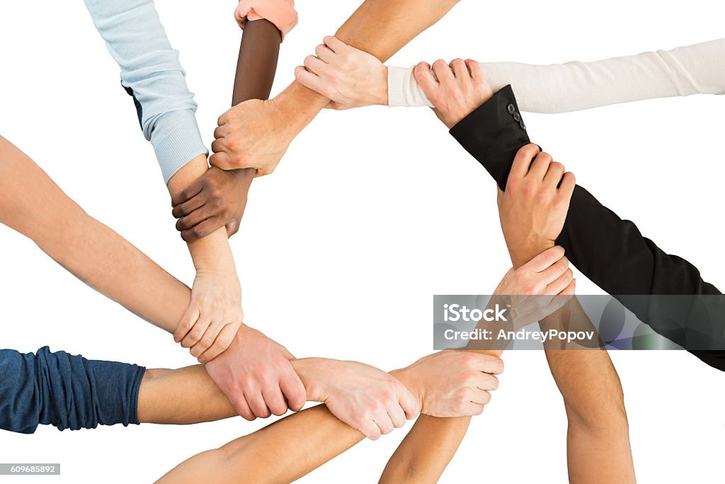 Des gens d’affaires créatifs se tenant la main les uns les autres montrant l’unité - Photo de Fond blanc libre de droits