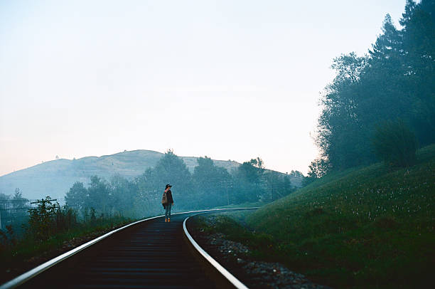 mädchen in den bergen auf schienen - leaving loneliness women railroad track stock-fotos und bilder