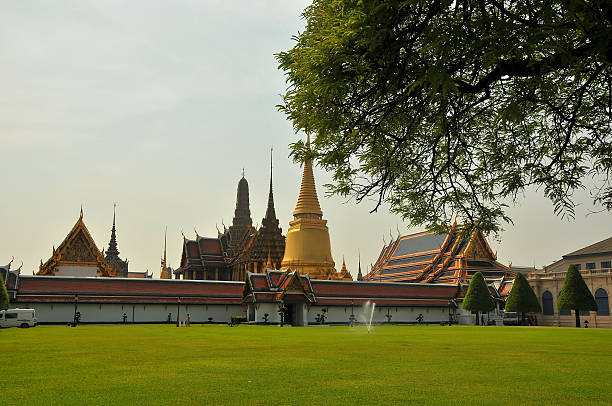 wat phra kaew temple of emerald buddha, bangkok, thailand - bangkok province photography construction architecture imagens e fotografias de stock